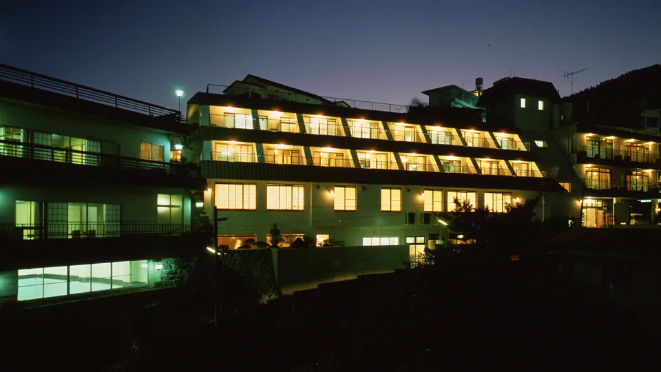 山岸園の夜の外観